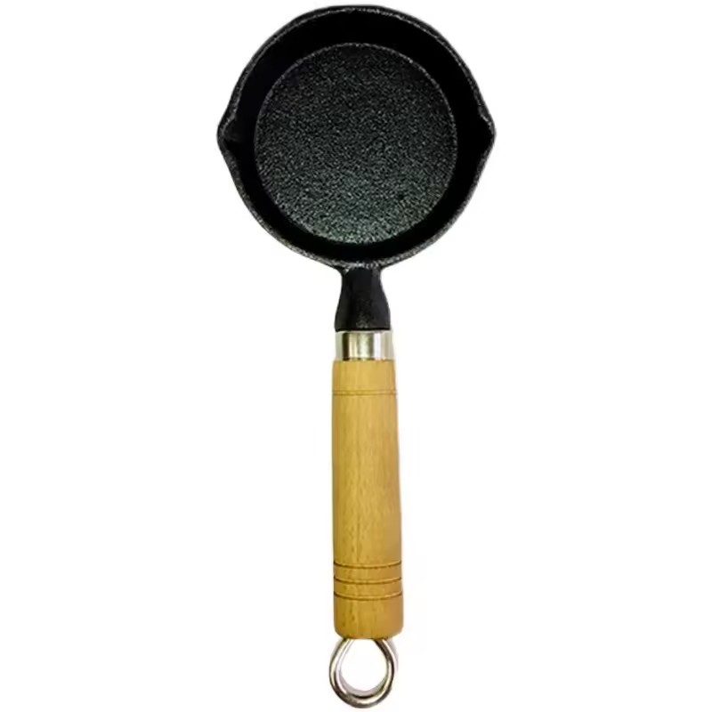 Oljestänkta nudlar sked hot pot mini gjutjärn kokt olja oljefärgad liten järngryta